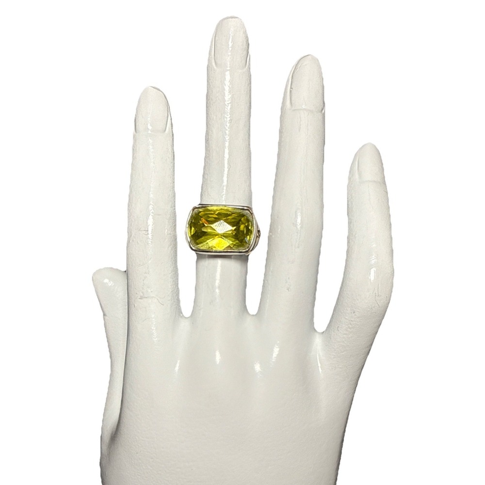 Vintage Silver Tone Green Stone Cocktain Ring Ribbed Band J20-17‎